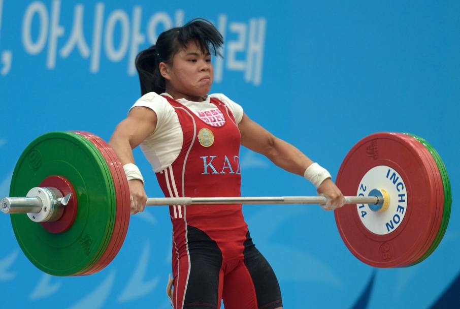 Incheon 2014. La kazaka Zulfiya Chinshanlo, solevamento pesi femminile, categoria 53 kg (Afp)